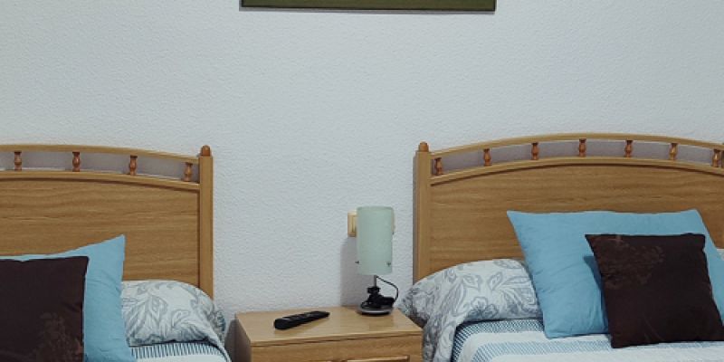 Detalle habitación doble azul Hostal La Llave