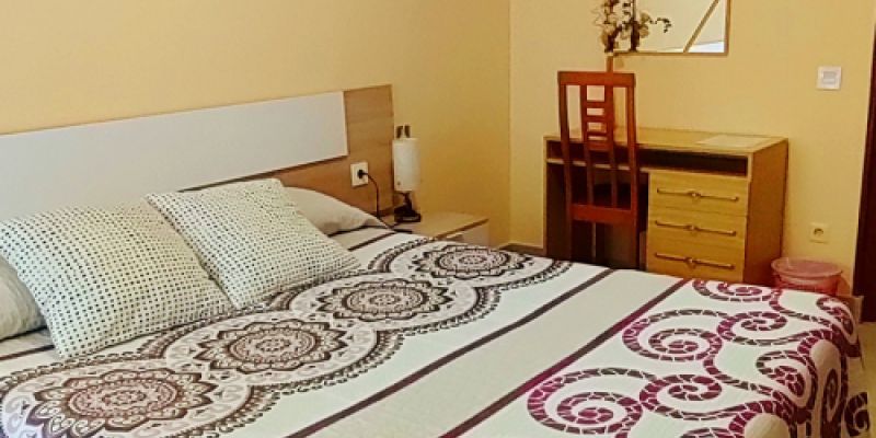 Detalle habitación matrimonio Hostal La Llave en Palencia